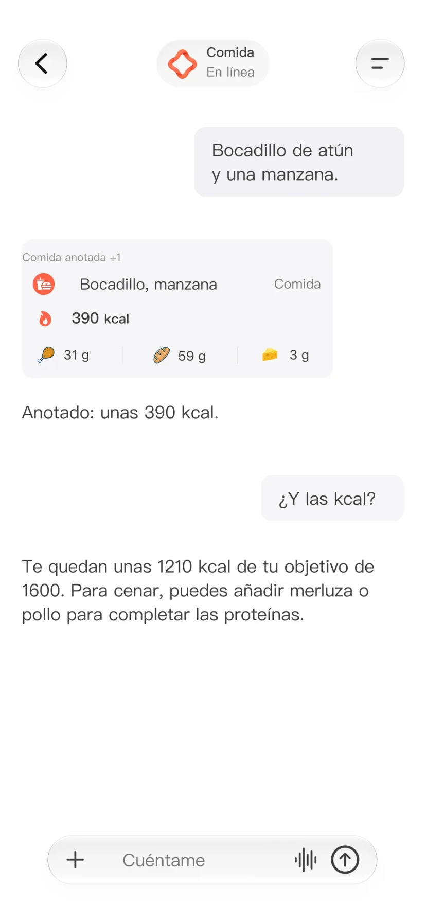 Chat de CalMind con un registro de comida, kcal y macros