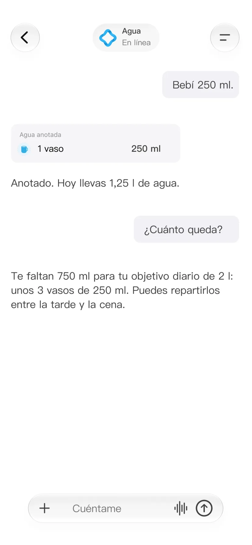 Chat de CalMind con el consumo de agua y una meta diaria